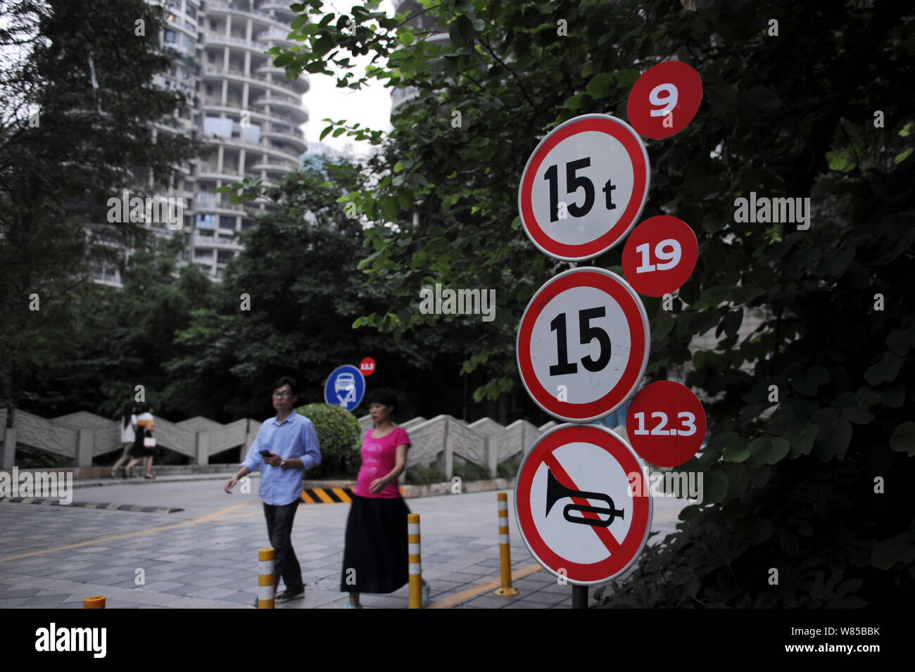 Les piétons à pied des numéros passés dans la forme d'un message non lu de la messagerie mobile apps alerte affichée sur un panneaux de circulation dans un quartier résidentiel, je Banque D'Images