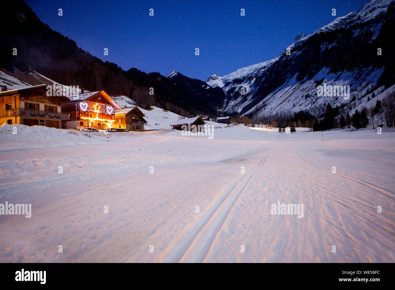 Snowy Mountain scene du Grand-Bornand, une commune française, située dans le département de Haute-Savoie dans la région Rhône-Alpes du sud-est de la France, janvier 2014. Banque D'Images