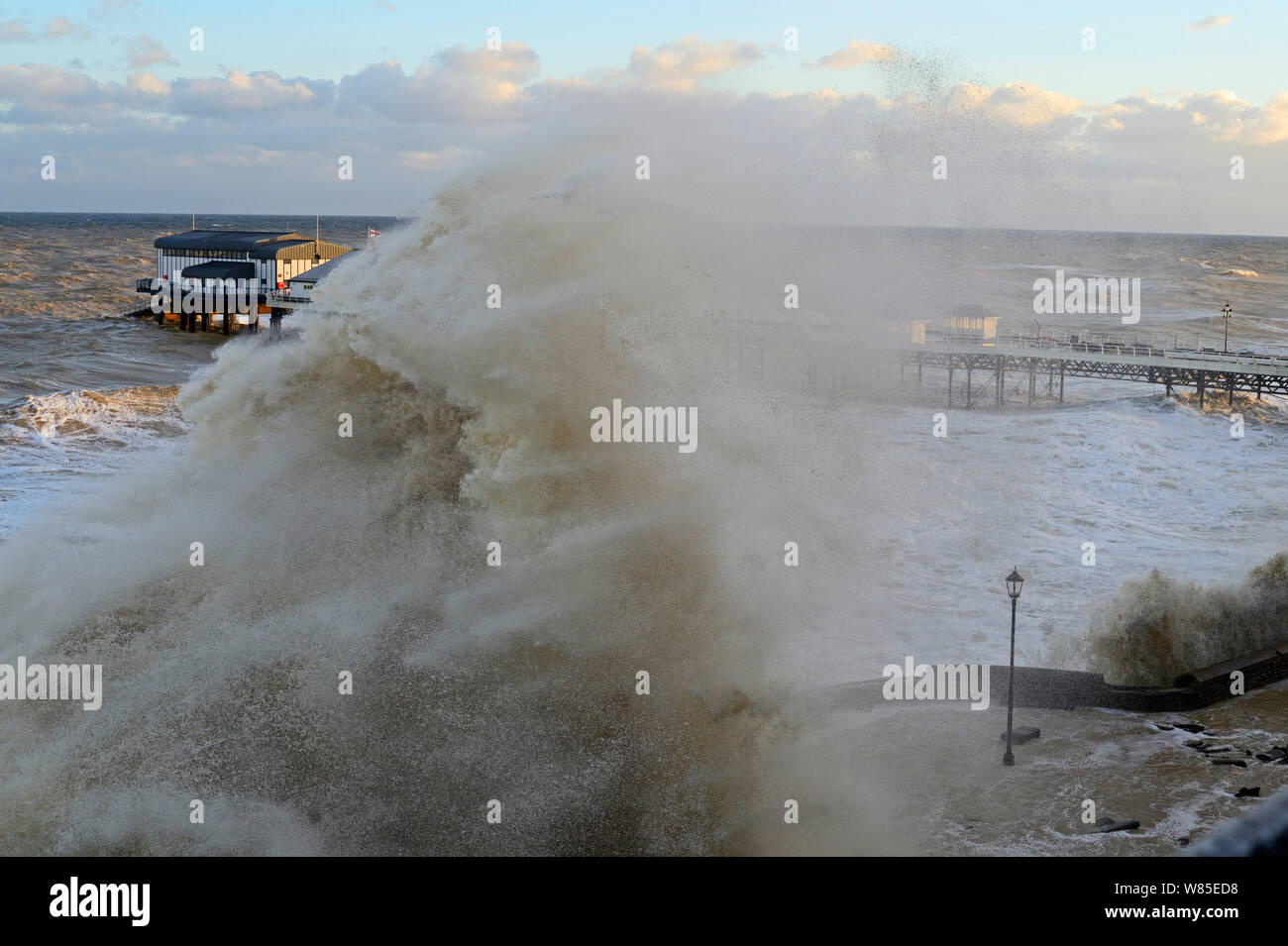 Les vagues de haute mer et de la jetée de Cromer d'arrimage au cours de tempête., Norfolk, Angleterre, Royaume-Uni. Décembre 2013. Banque D'Images