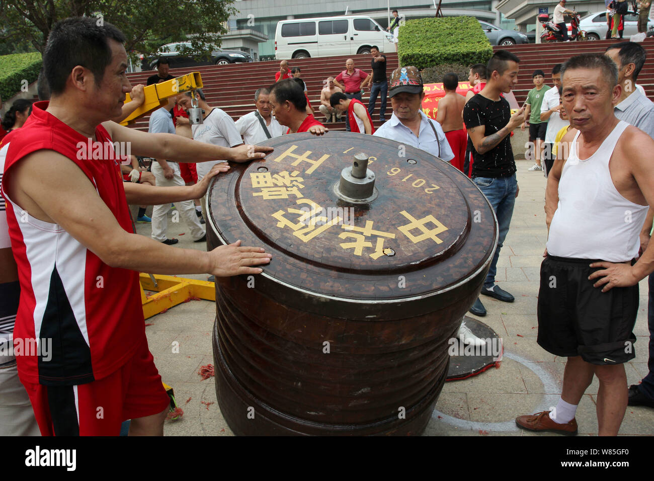 Les amateurs chinois regarder une toupie pesant plus de 1 800 kilogrammes  au cours d'une tentative d'établir un nouveau record mondial Guinness pour  la plus grande filature Photo Stock - Alamy