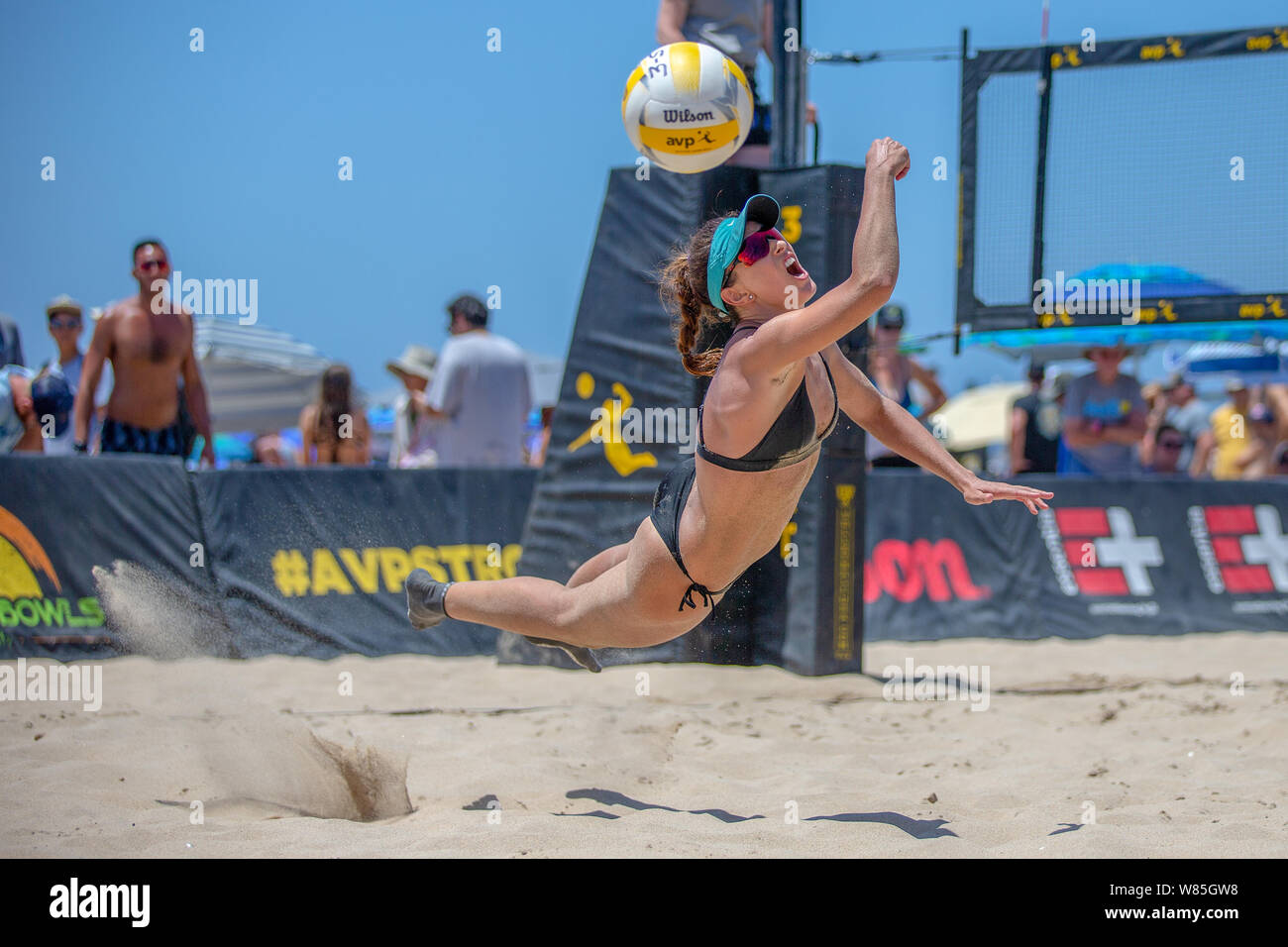 Maria Clara Salgado tente de creuser le bal à l'AVP Hermosa Beach Ouvert. (John Geldermann/Alamy Live News) Banque D'Images