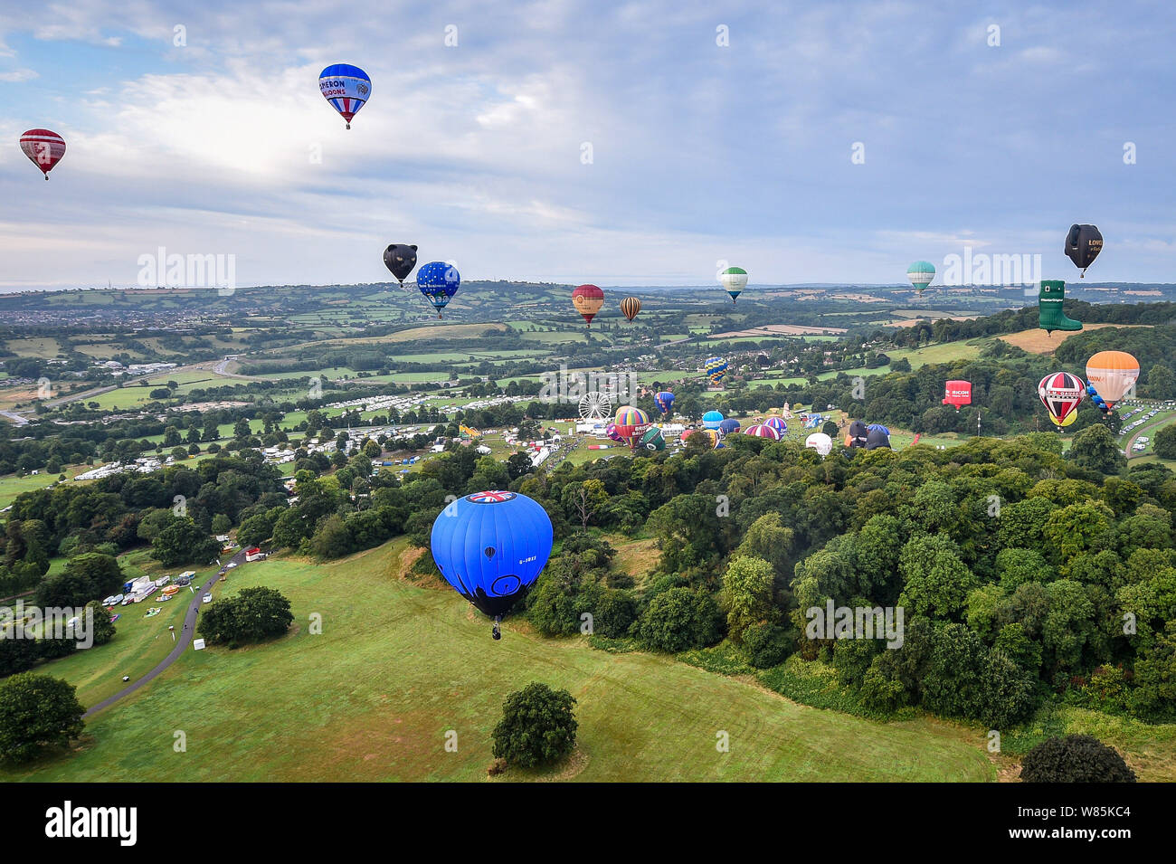 Soulever le ballon dans la première ascension de masse jeudi à Bristol International Balloon Fiesta, Bristol, où des centaines de ballons sont dans l'espoir de voler pendant le week-end de l'avant des prévisions des tempêtes au cours des UK. Banque D'Images