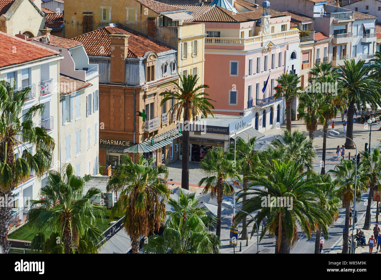 Sanary-sur-Mer (sud-est de la France) : "Quai Quai Charles de Gaulle" le long du port, dans le centre-ville Banque D'Images