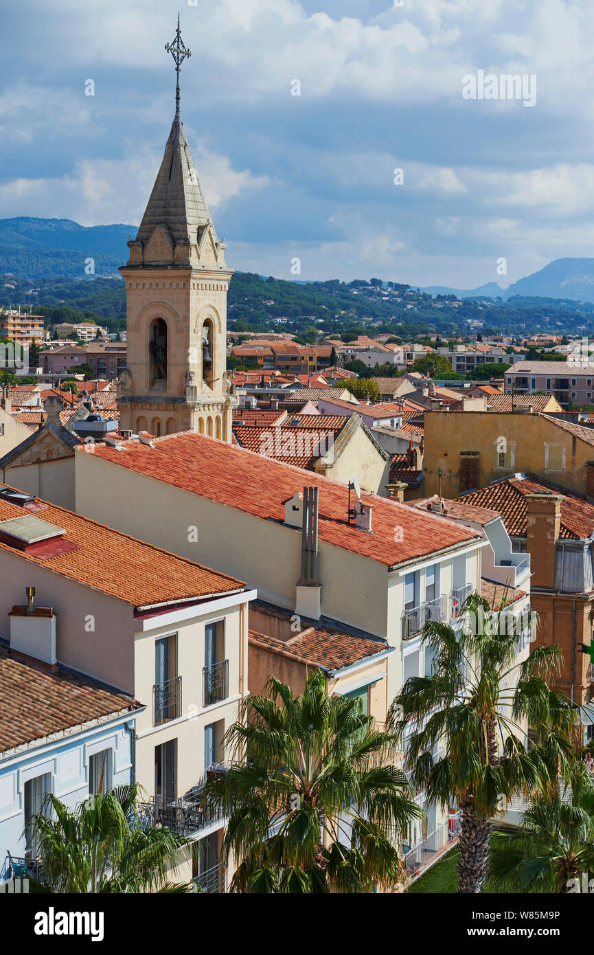 Sanary-sur-Mer (sud-est de la France) : immeubles bordant le quai "Quai Charles de Gaulle", le long du port, dans le centre-ville. Au milieu, st Banque D'Images