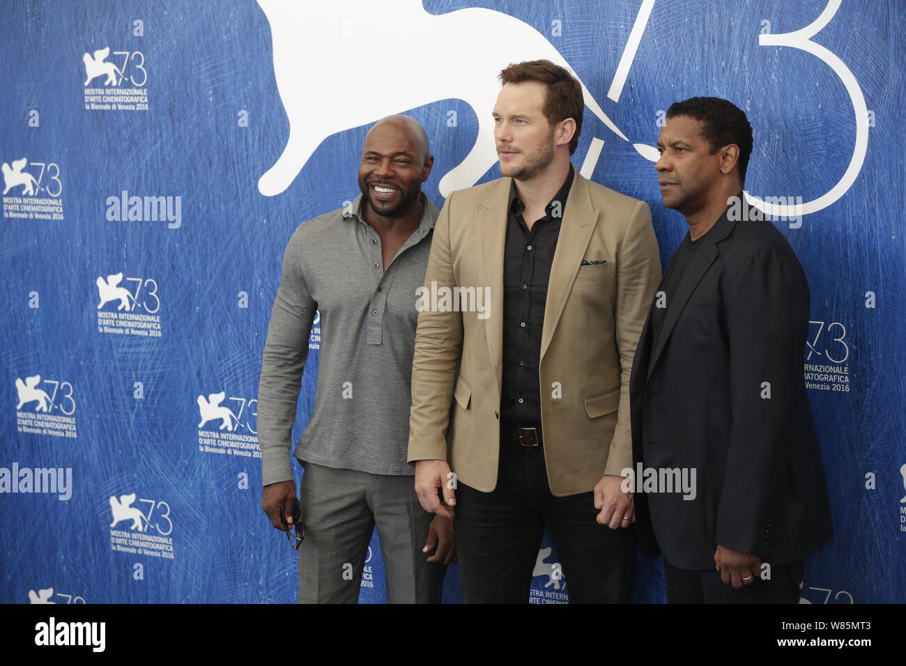 (De) l'acteur américain Denzel Washington, acteurs Chris Pratt et Antoine Fuqua assister à une conférence de presse pour son film 'The Magnificent Seven' du Banque D'Images