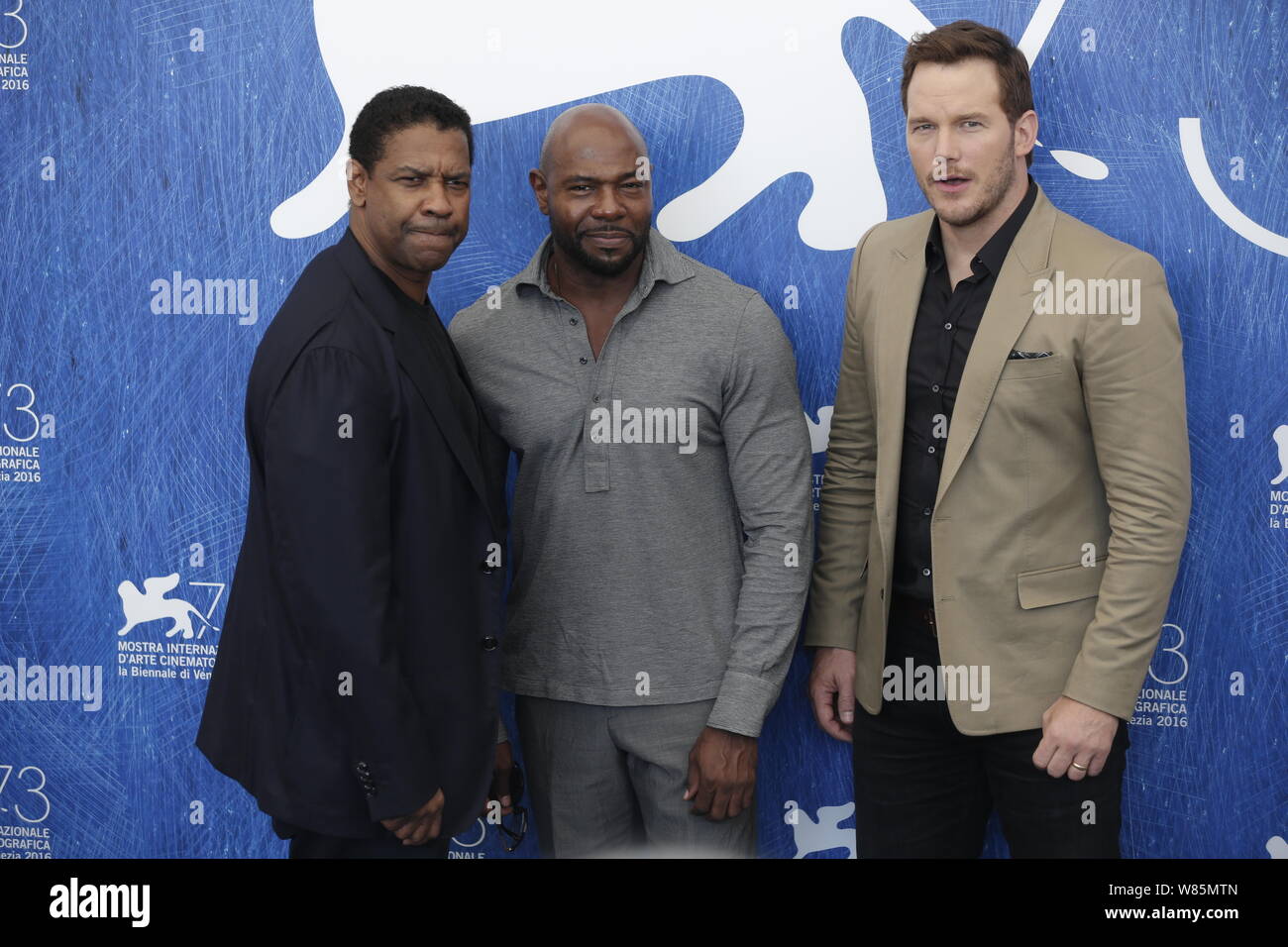 (De) l'acteur américain Denzel Washington, Antoine Fuqua film et l'acteur Chris Pratt assister à une conférence de presse pour son film 'Le Magnifique Banque D'Images