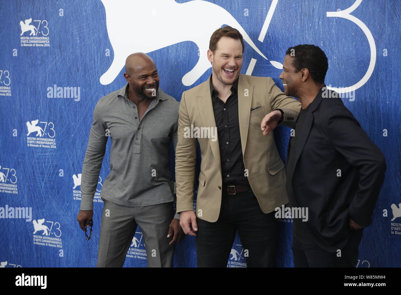 (De) l'acteur américain Denzel Washington, acteurs Chris Pratt et Antoine Fuqua assister à une conférence de presse pour son film 'The Magnificent Seven' du Banque D'Images