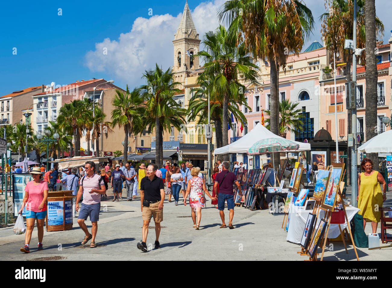 Sanary-sur-Mer (sud-est de la France) : "Quai Quai Charles de Gaulle" le long du port, dans le centre-ville Banque D'Images