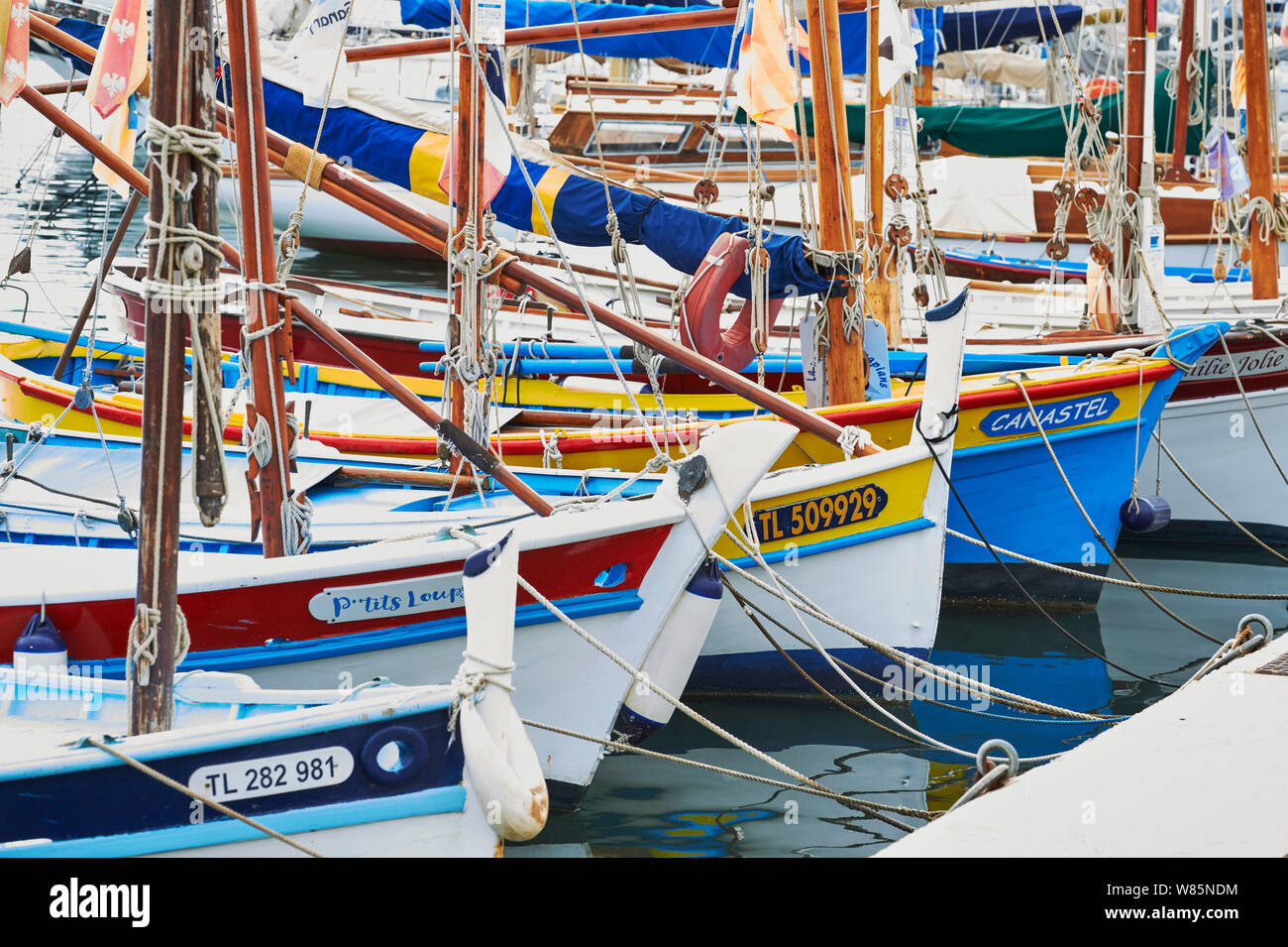 Sanary-sur-Mer (sud-est de la France) : "pointus", bateaux de pêche typiques de la Provence, ici à quai dans le port Banque D'Images