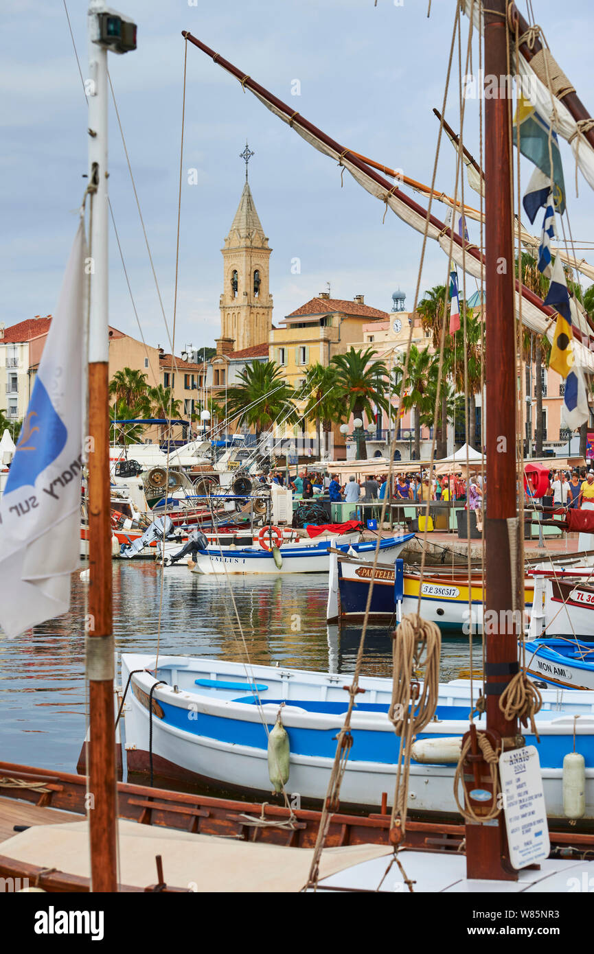 Sanary-sur-Mer (sud-est de la France) : "pointus", bateaux de pêche typiques de la Provence, ici à quai dans le port. Dans le background Banque D'Images