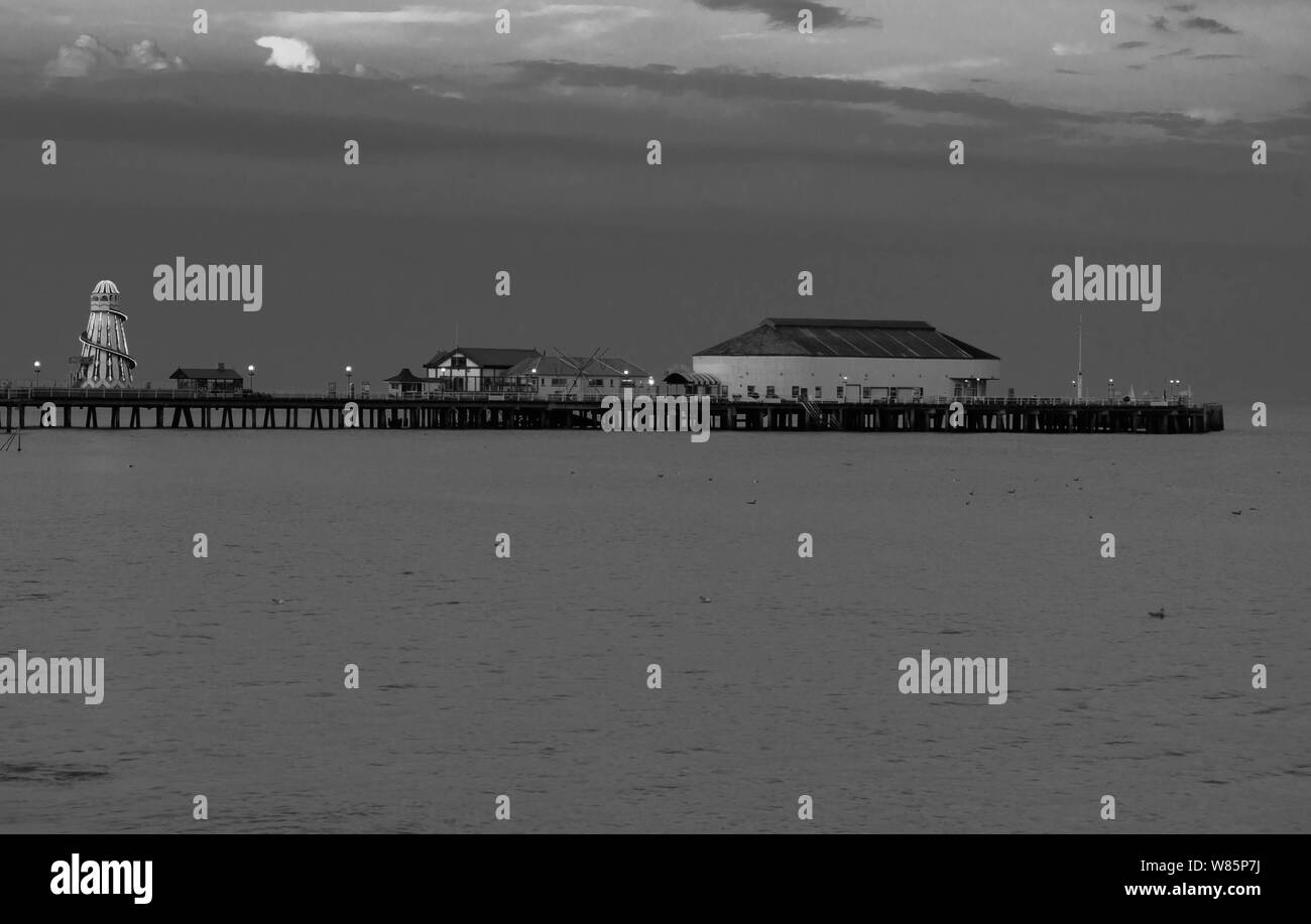 La tombée de la nuit sur la jetée et c'est pêle-mêle à Clacton-on-Sea, Essex, Angleterre, Royaume-Uni. Juillet 2019 Banque D'Images