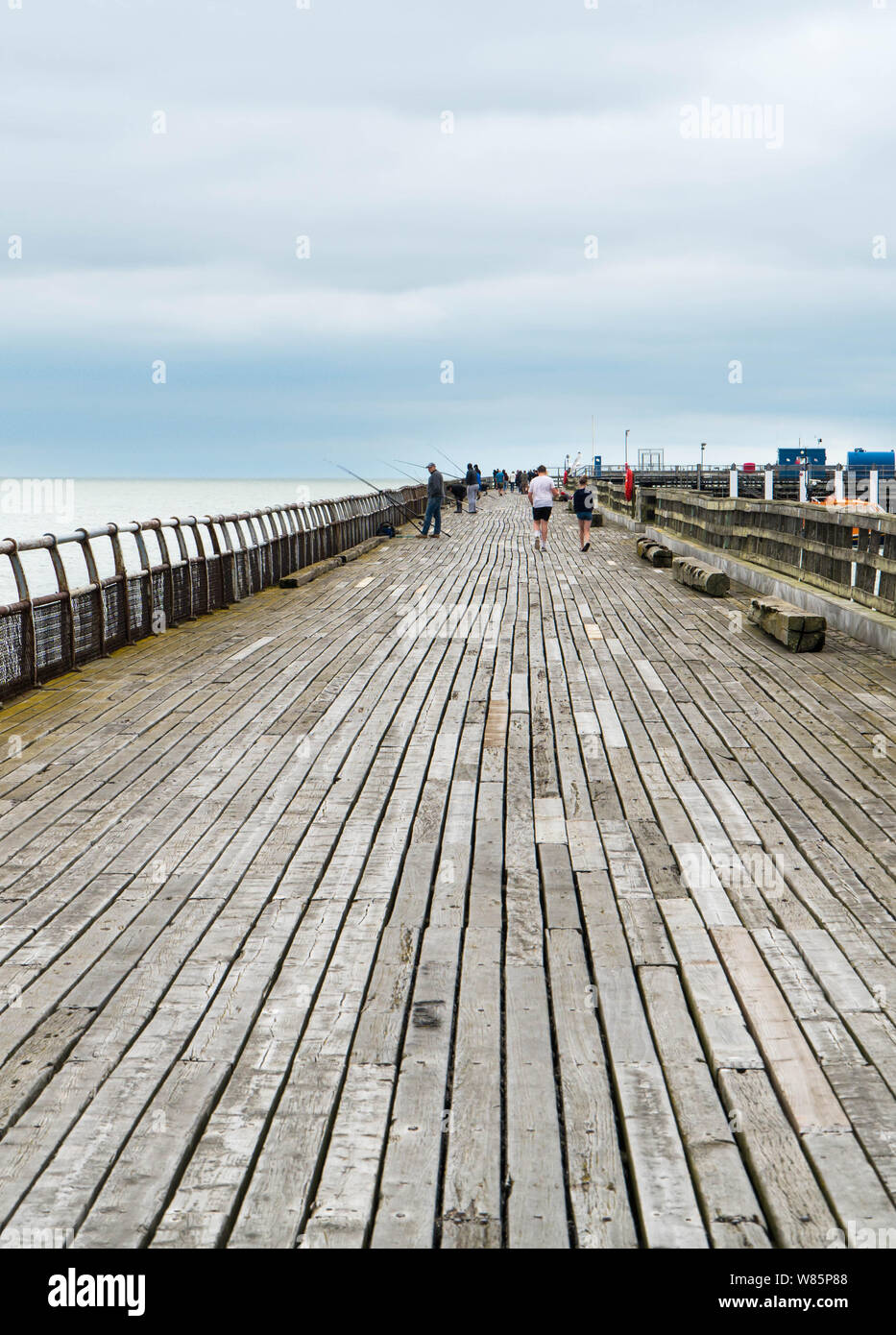 Les pêcheurs et les touristes appréciant Wlaton sur la jetée, dans l'Essex, UK  ?. Juillet 2019 Banque D'Images