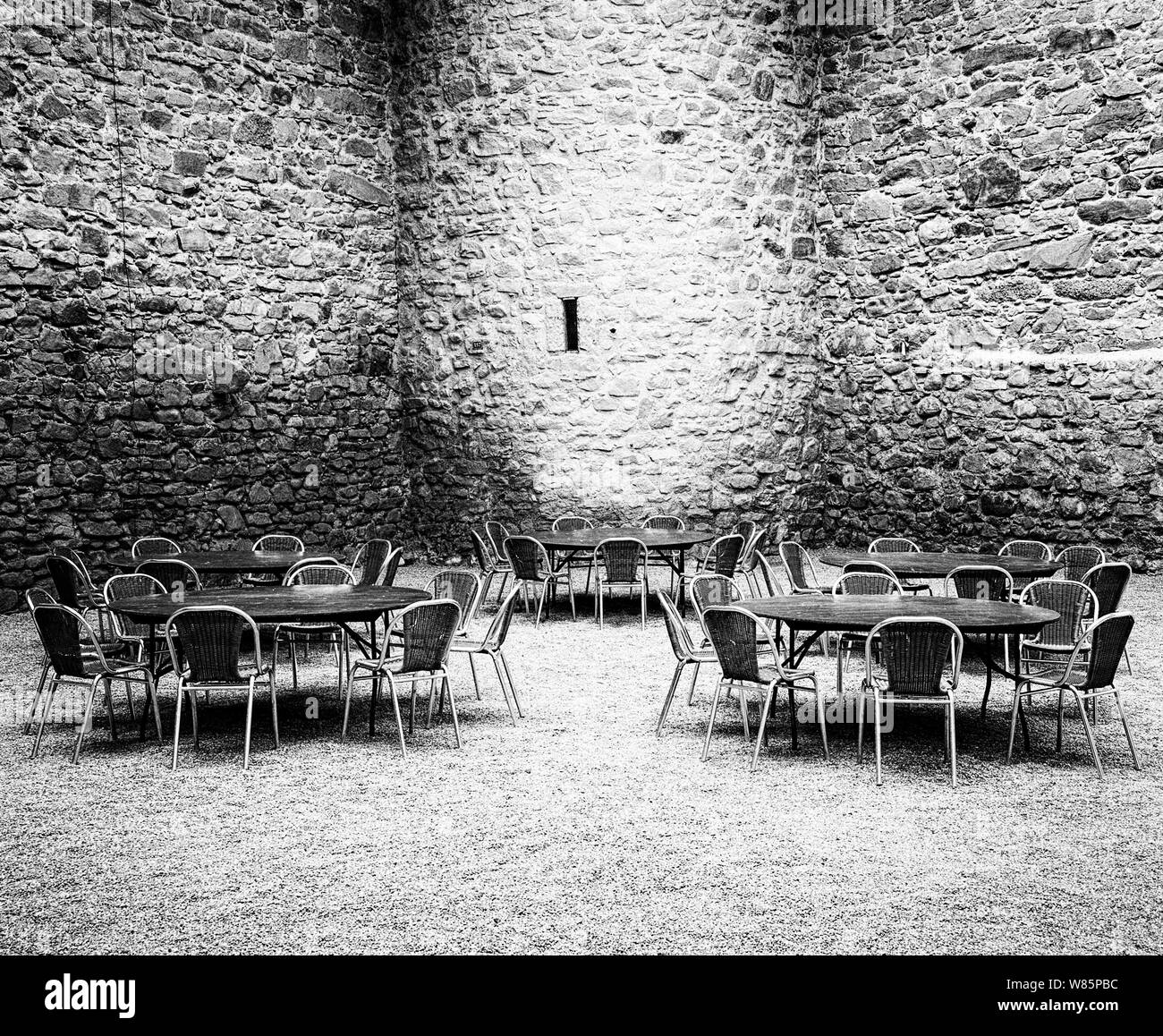 Rapperswil SG / Suisse - 3. Août 2019 : cour du château avec des murs de défense et table et chaise coin pour une partie de dîner Banque D'Images Rapperswil SG / Suisse - 3. Août 2019 : cour du château avec des murs de défense et table et chaise coin pour une partie de dîner Banque D'Images