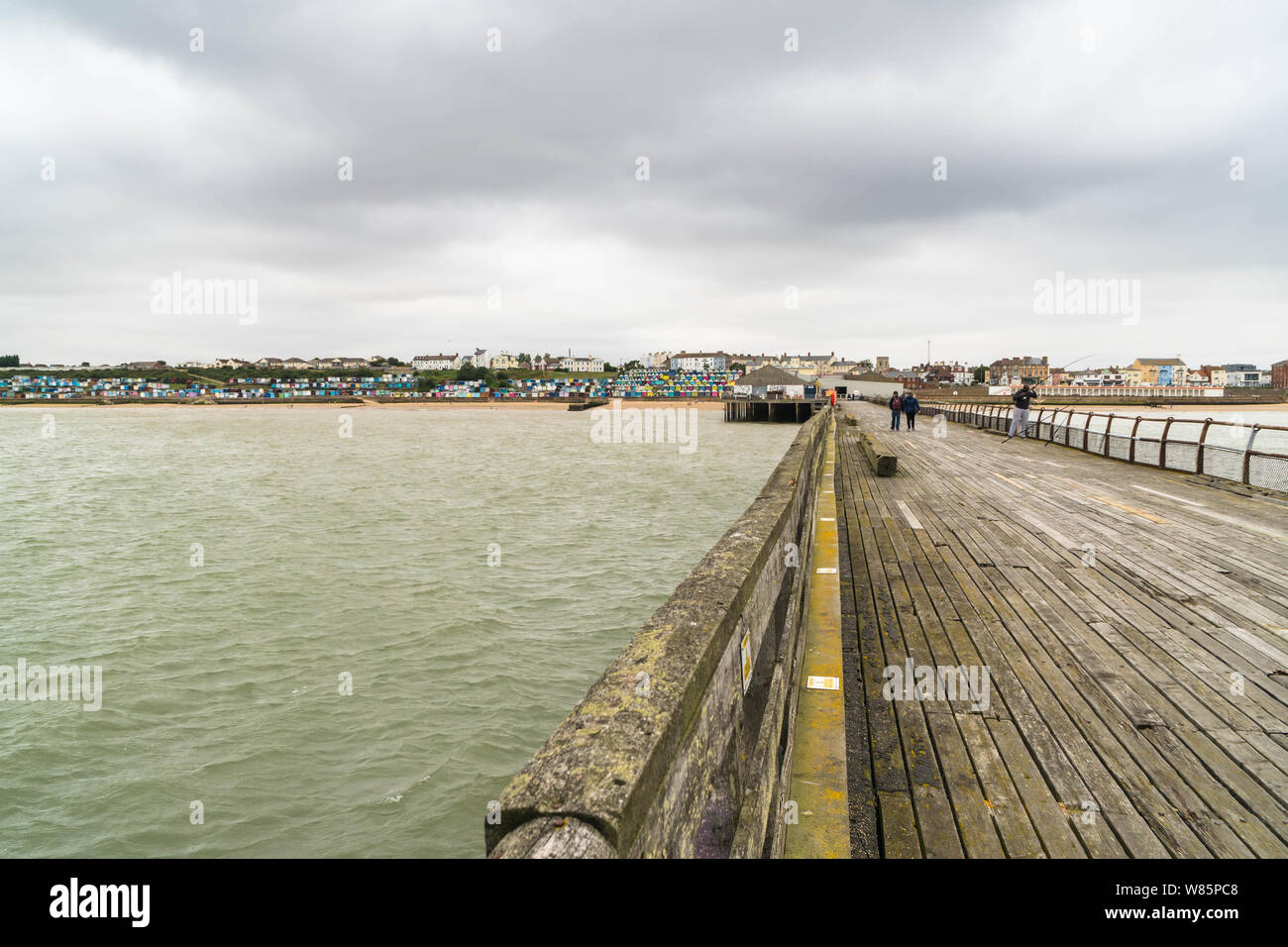 Cabines de plage le long de la côte de Wlaton sur la jetée, dans l'Essex, UK  ?. Juillet 2019 Banque D'Images