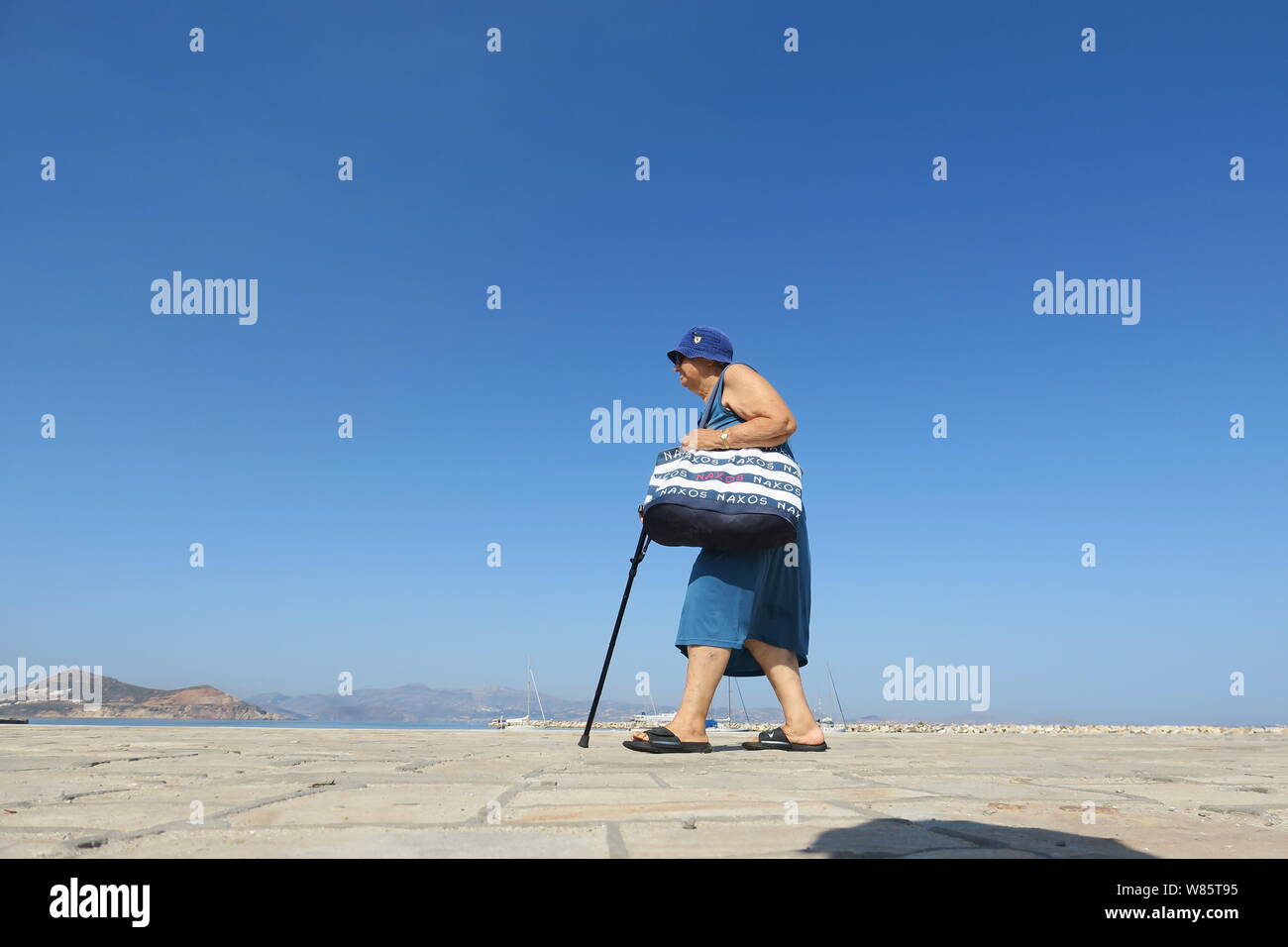 Grèce : Athènes aux îles de paysages étonnants, des gens et de l'histoire. Une vieille dame sur l'île de Naxos. Banque D'Images