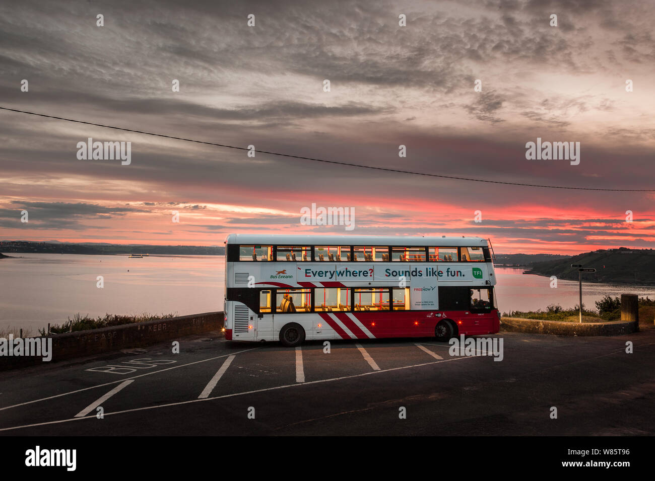 Camden, Cork, Irlande. Le 08 août, 2019. Un bus tôt le matin avant l'aube attend pour commencer il départ prévu à la ville, donnant sur la vue imprenable sur le port de Camden, Crosshaven, co Cork, Irlande. - Crédit ; David Creedon / Alamy Live News Banque D'Images