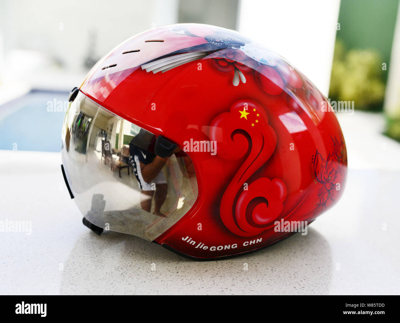 Le casque de vélo avec des éléments de l'Opéra de Pékin, portés par la voie chinoise Gong Jinjie cycliste dans l'équipe féminine au cours du sprint aux Jeux Olympiques de Rio 2016, Banque D'Images