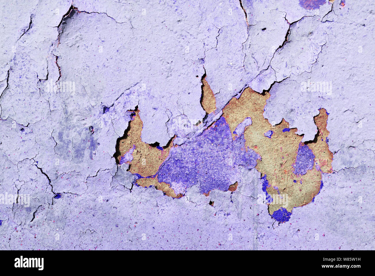 Vieux Mur de couleur pourpre avec des fissures de près. Abstract background Banque D'Images