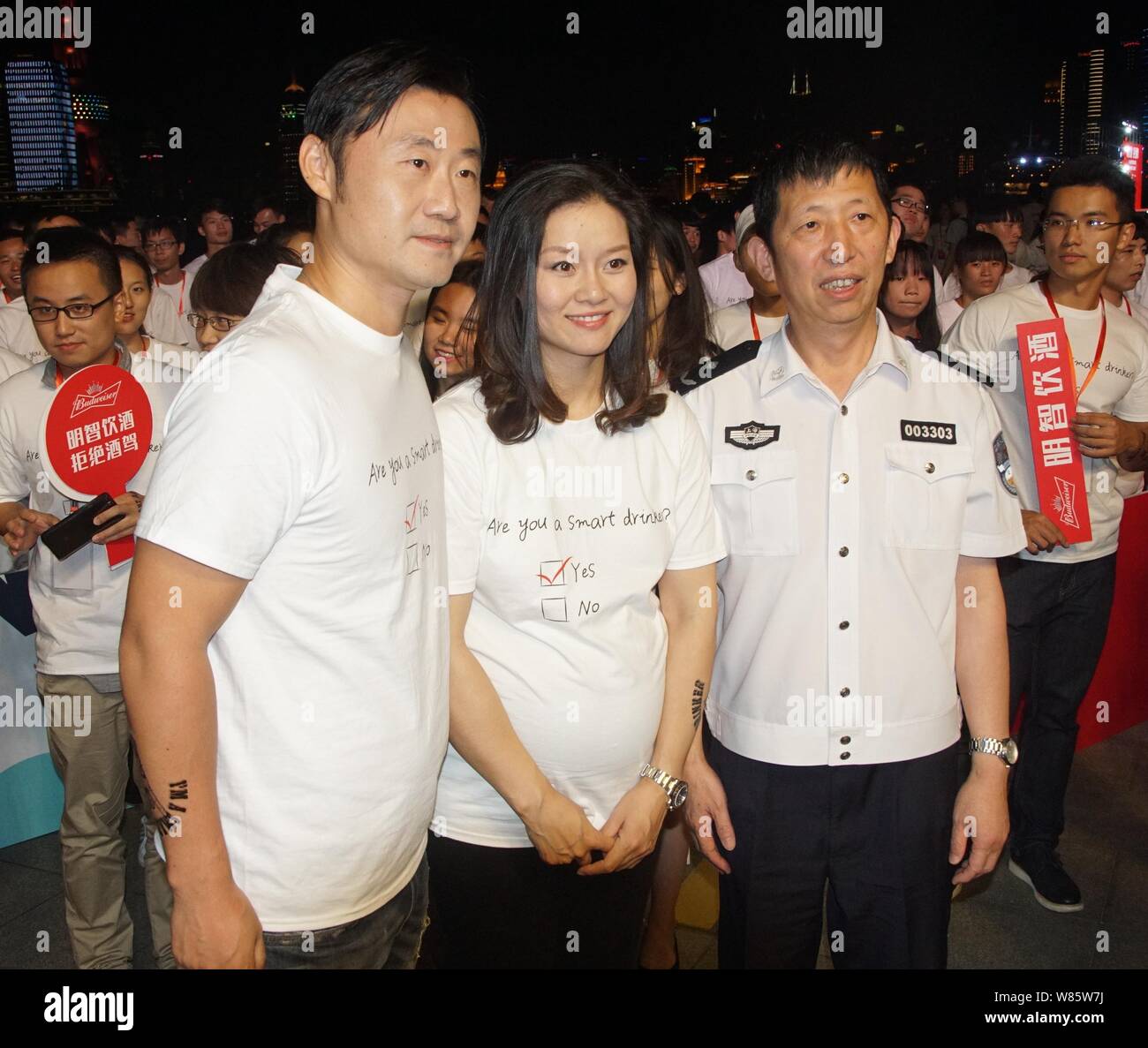 Retraite enceintes superstar tennis chinoise Li Na, centre, et son mari Jiang Shan, gauche, assister à un événement d'intérêt public pour promouvoir 'non' l'alcool au volant Banque D'Images