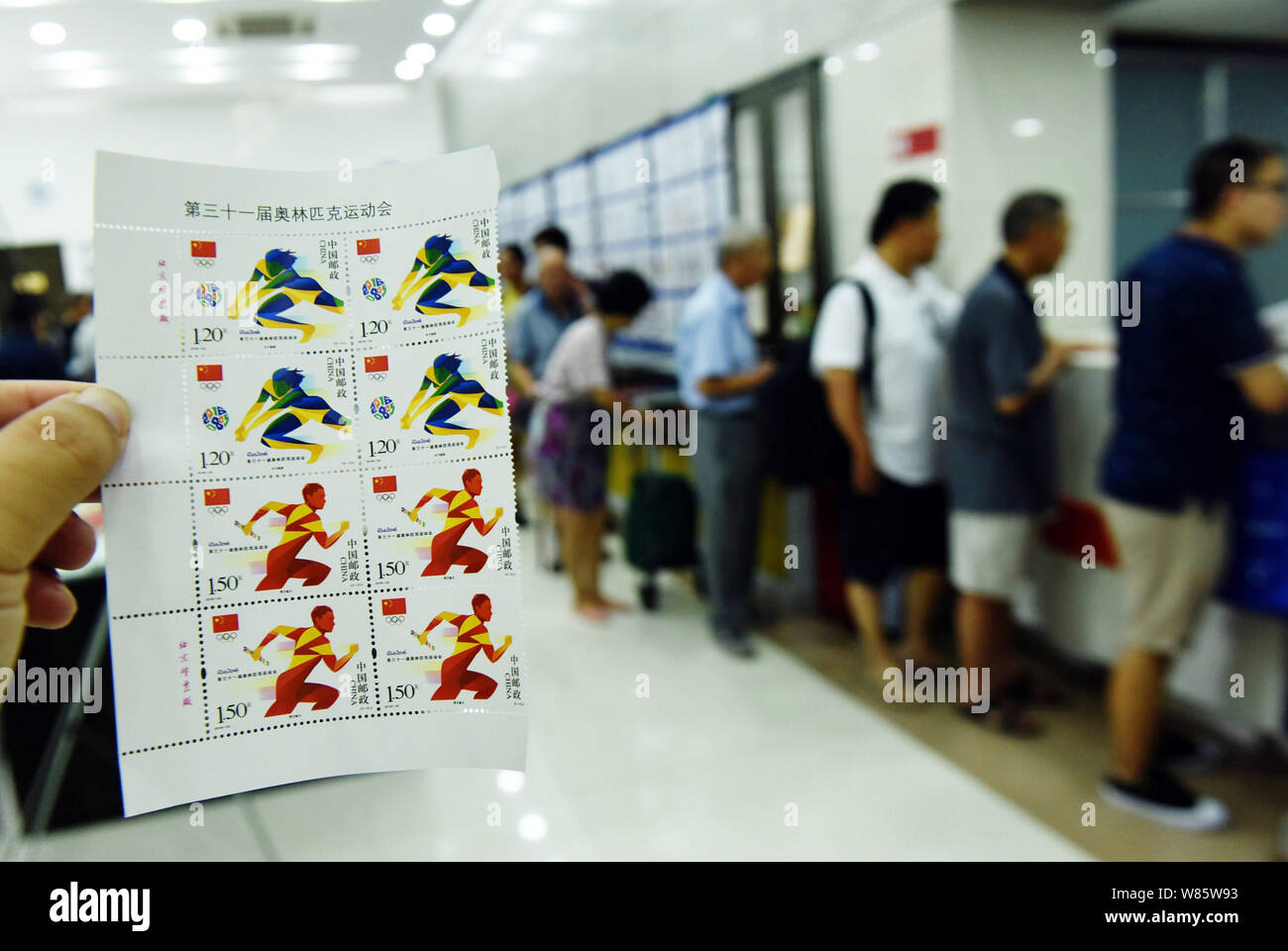 Les collectionneurs Chinois queue pour acheter des timbres commémoratifs pour les Jeux Olympiques de Rio 2016, à la succursale de poteau de la Chine à Hangzhou, ville de Chine orientale Zhejia Banque D'Images