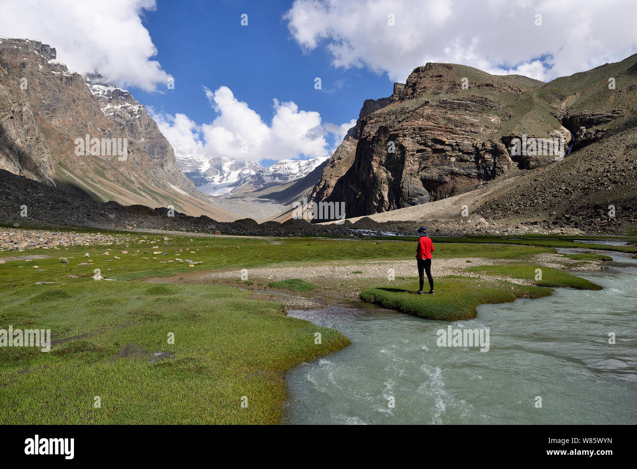 Vue sur la vallée de Wakhan dans les montagnes du Pamir. Vue depuis le camp sous le haut des marques, du Tadjikistan, de l'Asie centrale Banque D'Images