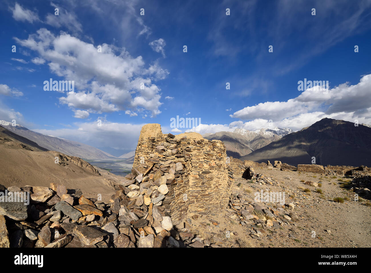 Vue sur la vallée de Wakhan dans les montagnes du Pamir, les ruines de l'Yamchun Fort et la gamme white Hindu Kush en Afghanistan, au Tadjikistan, en Asie centrale Banque D'Images