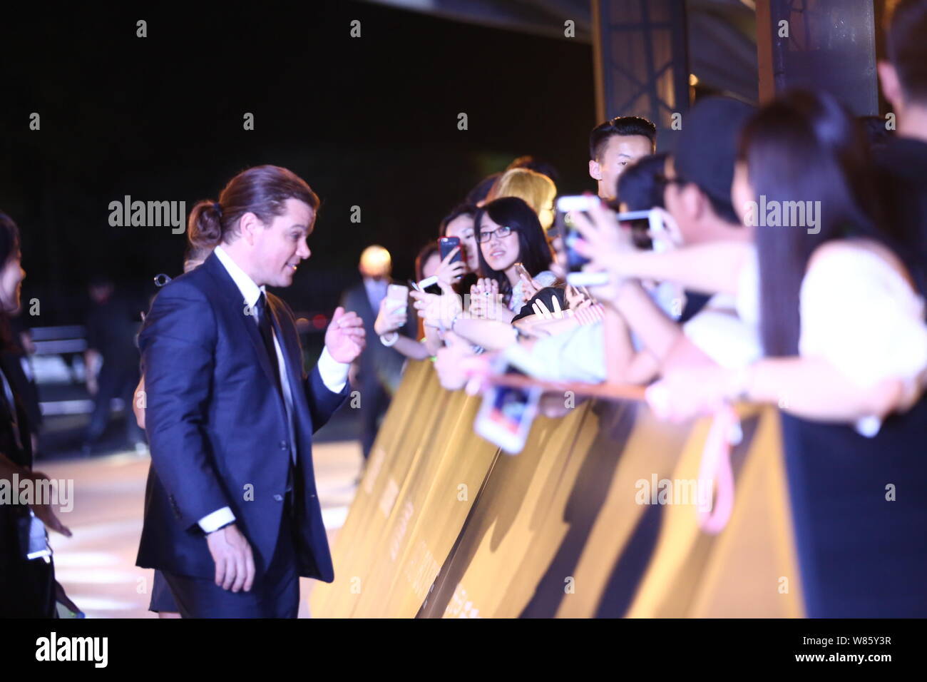 L'acteur américain Matt Damon s'entretient avec des fans sur le tapis rouge de la première de son nouveau film 'Jason Bourne' à Beijing, Chine, 16 août 2016. Banque D'Images