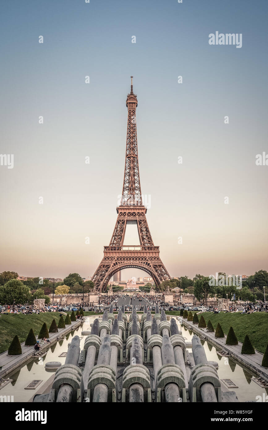 Vue sur Tour Eiffel et Champ de Mars à Paris, France du Palais de Chaillot au coucher du soleil Banque D'Images