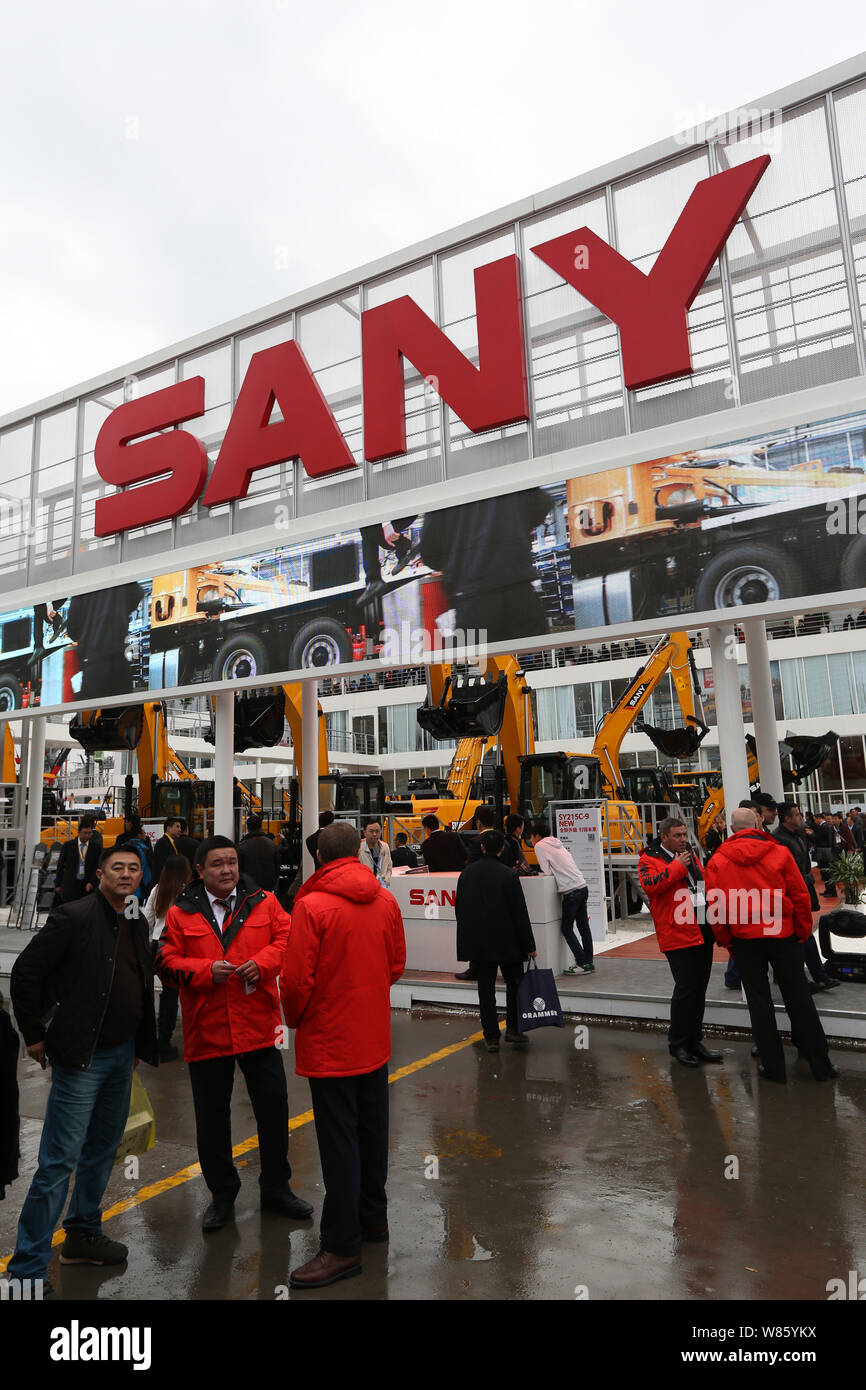 --FILE--personnes visitent le stand de Sany lors du 7e Salon International des Machines de Construction, Machines de matériaux de construction, la Construction véhicules Banque D'Images
