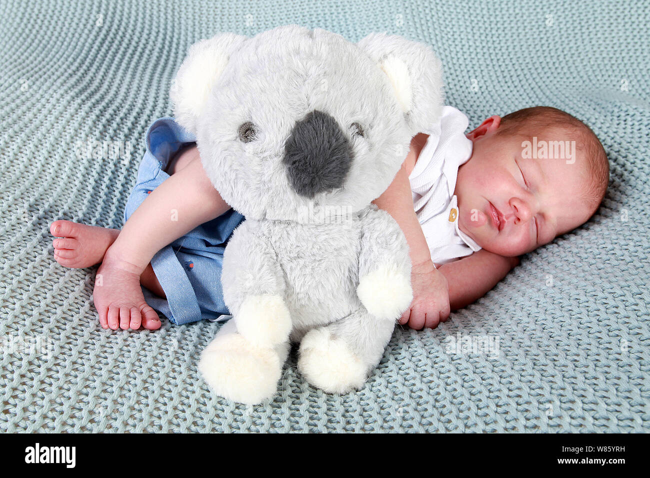 Bébé garçon endormi avec teddy Banque D'Images