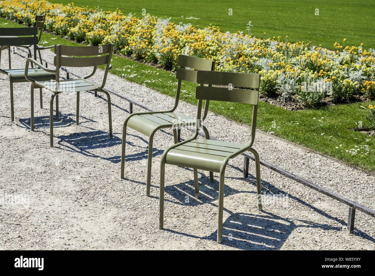 Chairs in jardin du luxembourg Banque de photographies et d’images à