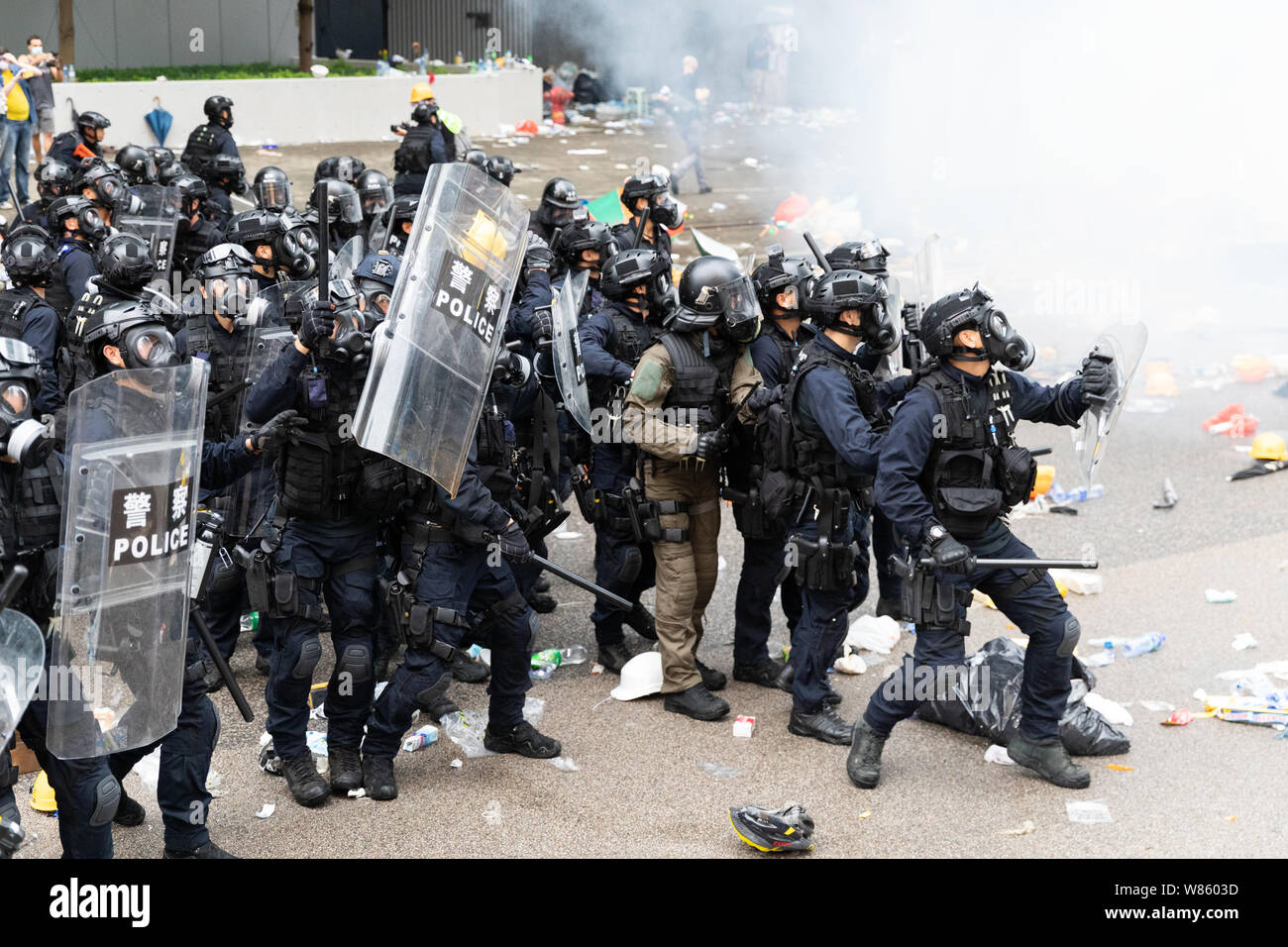 12 juin 2019 Projet de loi sur l'extradition lors d'une manifestation devant les bureaux du gouvernement du Canada en matière d'amirauté. La police anti-émeute tas jusqu'à côté d'un nuage de gaz lacrymogènes lors d'affrontements avec les manifestants. Banque D'Images