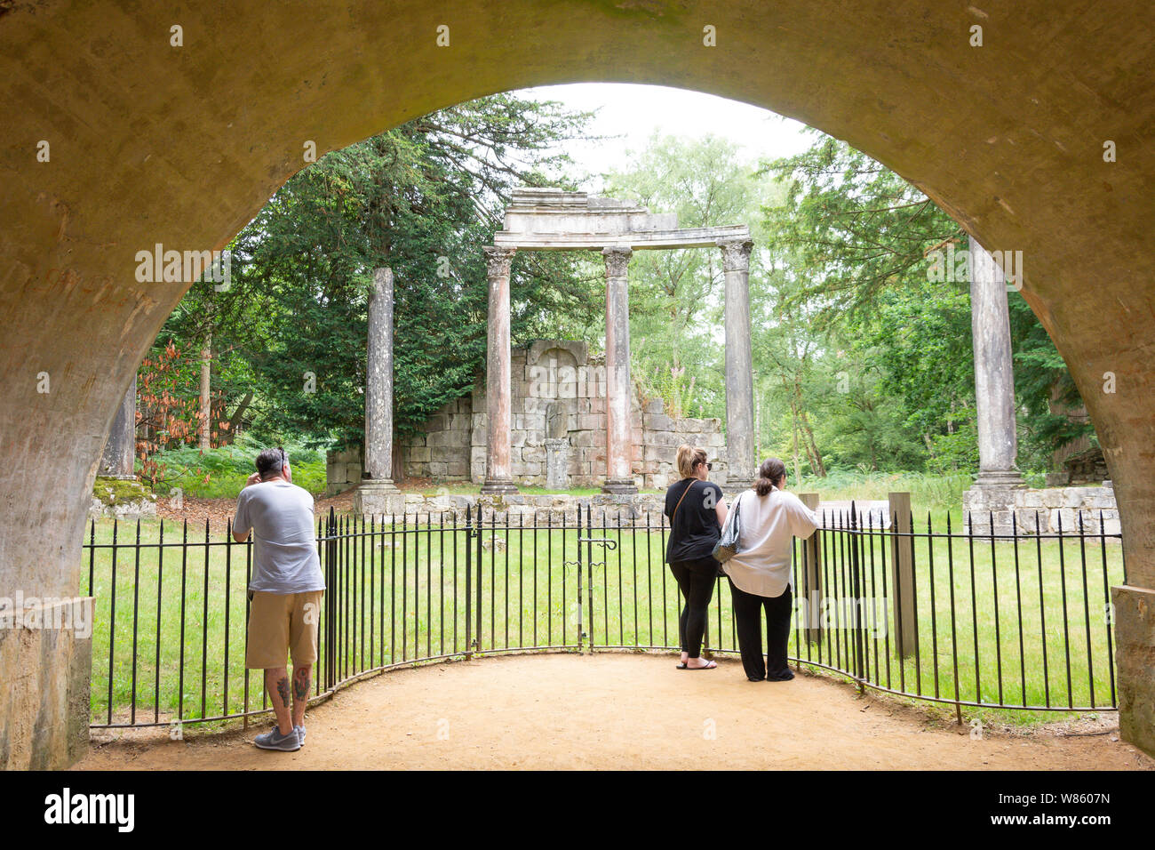 Les ruines à Virginia Water, Windsor Great Park, Runnymede, Surrey, Angleterre, Royaume-Uni Banque D'Images
