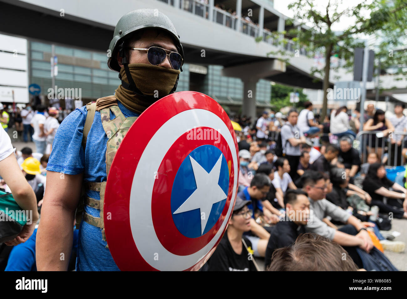 12 juin 2019 Projet de loi sur l'extradition lors d'une manifestation devant les bureaux du gouvernement du Canada en matière d'amirauté. Un manifestant vêtu d'un costume de style capitaine America, tenant un bouclier. Banque D'Images