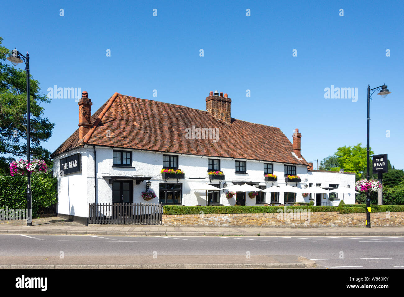 18e siècle l'ours pub et restaurant, River Hill, Cobham, Surrey, Angleterre, Royaume-Uni Banque D'Images