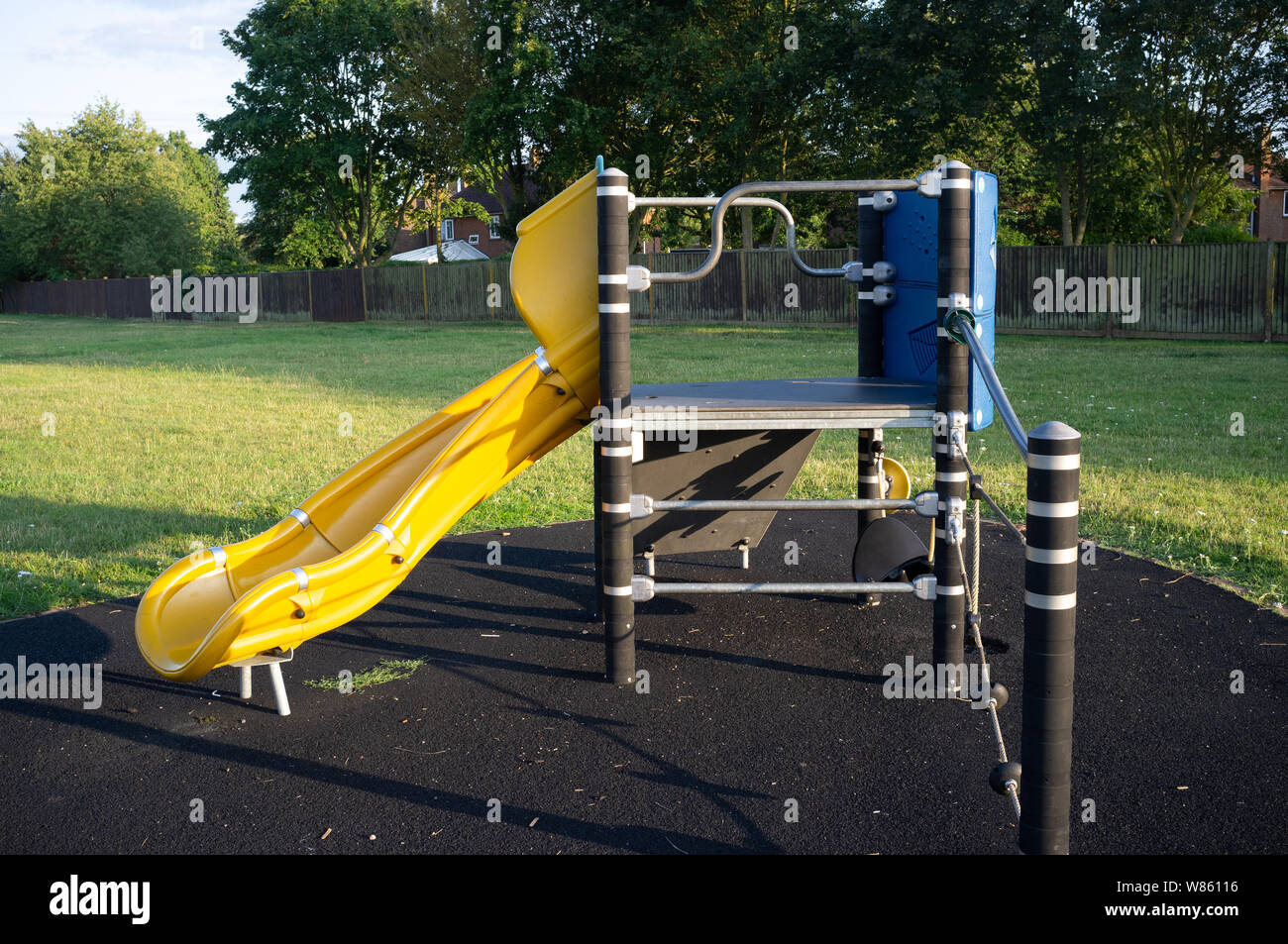 Un terrain de jeux pour enfants, en début de soirée, Caversfield, Oxfordshire Banque D'Images