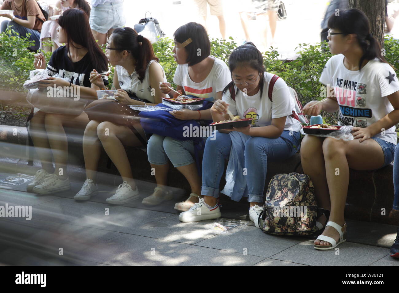 Les étudiants chinois manger le déjeuner pendant la pause d'un tutoriel et session d'examen pour les étudiants diplômés chinois annuel Examen d'entrée à un stade Banque D'Images