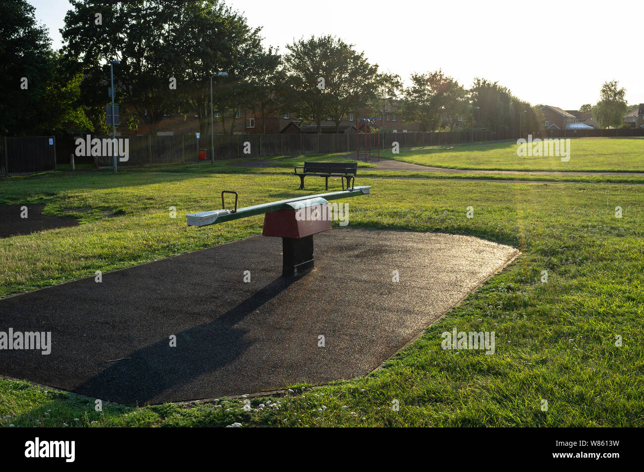 Un terrain de jeux pour enfants, en début de soirée, Caversfield, Oxfordshire Banque D'Images