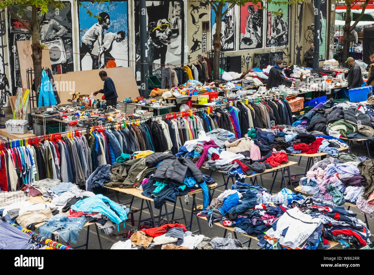 L'Angleterre, Londres, Deptford Deptford, vêtements de seconde main, marché à vendre Banque D'Images
