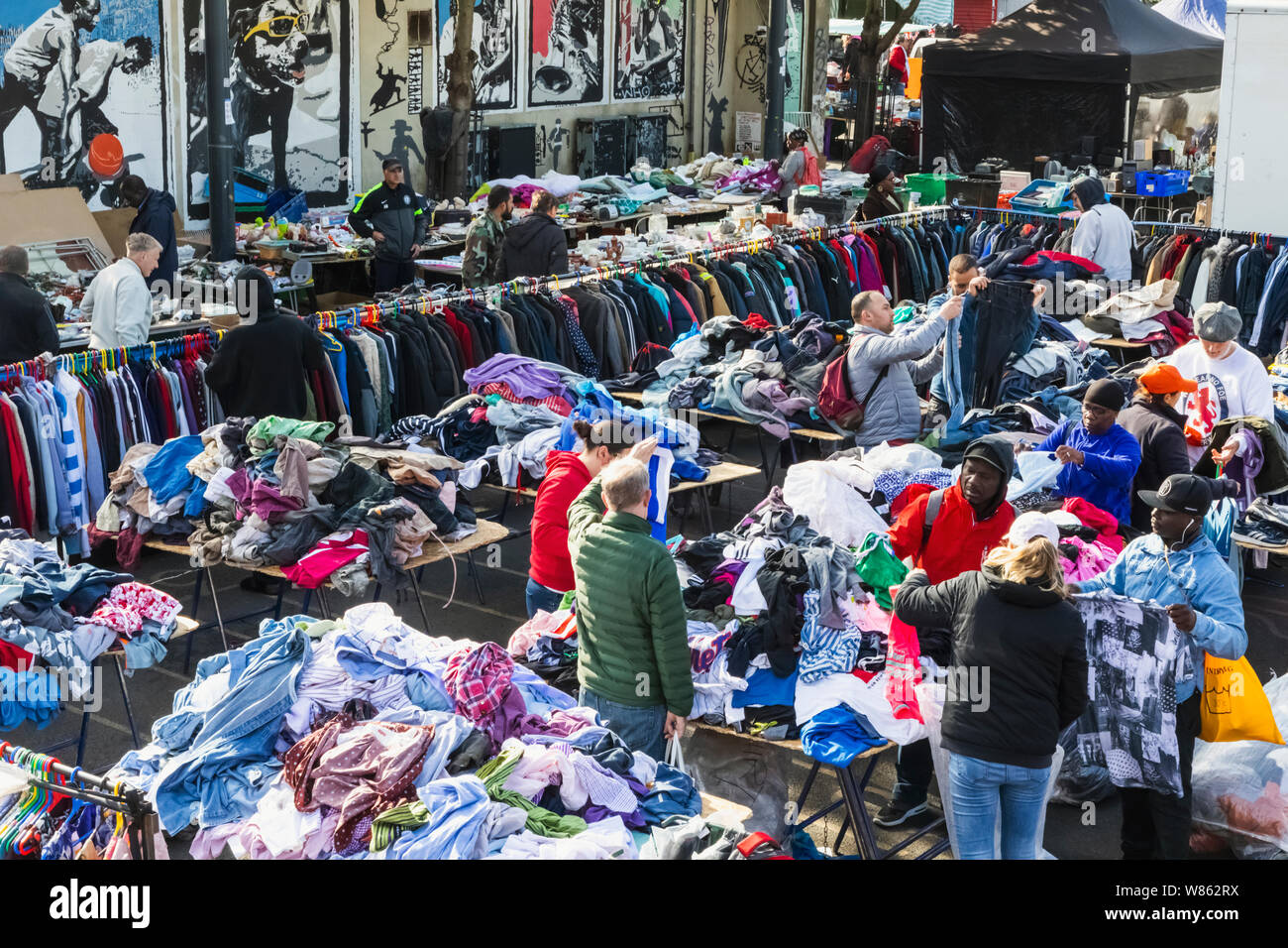 L'Angleterre, Londres, Deptford Deptford, vêtements de seconde main, marché à vendre Banque D'Images