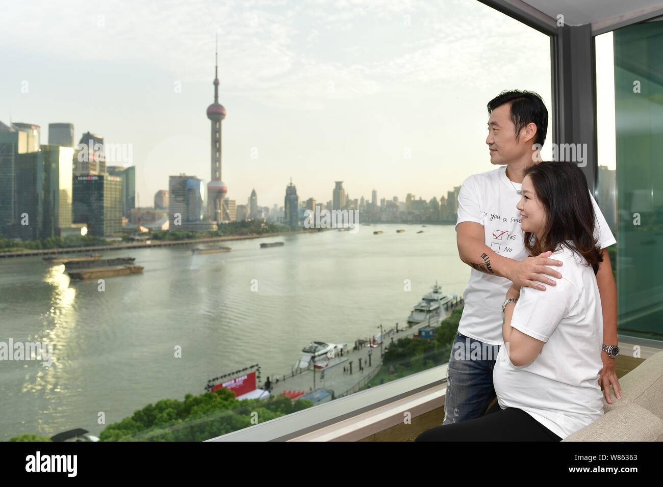 Retraite enceintes superstar tennis chinoise Li Na, avant, et son mari Jiang Shan assister à un événement d'intérêt public pour promouvoir 'Non' dans l'alcool au volant Shan Banque D'Images