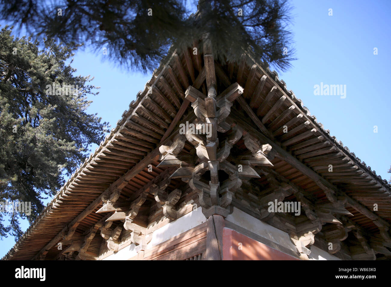 Une vue de la toiture en bois d'une salle au Temple Qiliping West Side, également connu comme le Temple de la lumière de Bouddha, sur la montagne Wutai dans Doucun Qiliping West Side village, ville, Wutai Banque D'Images