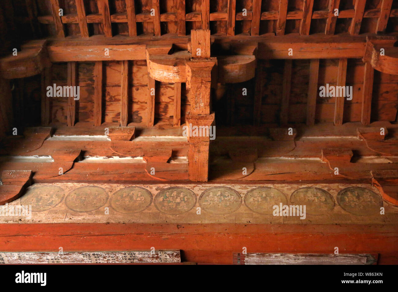 Une vue de la toiture en bois d'une salle au Temple Qiliping West Side, également connu comme le Temple de la lumière de Bouddha, sur la montagne Wutai dans Doucun Qiliping West Side village, ville, Wutai Banque D'Images
