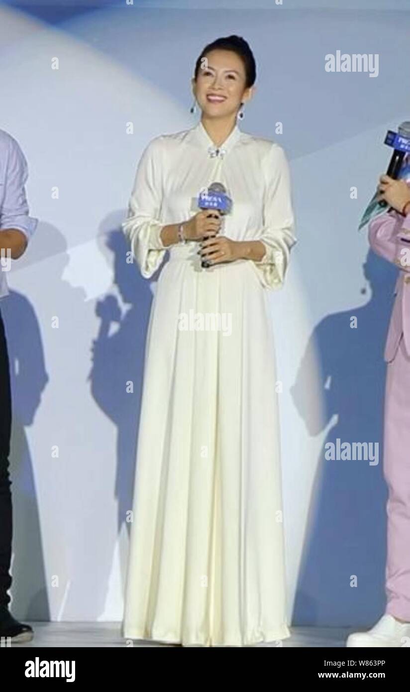 L'actrice chinoise Zhang Ziyi sourit à un événement promotionnel pour les cosmétiques Proya à Shanghai, Chine, 17 août 2016. Banque D'Images