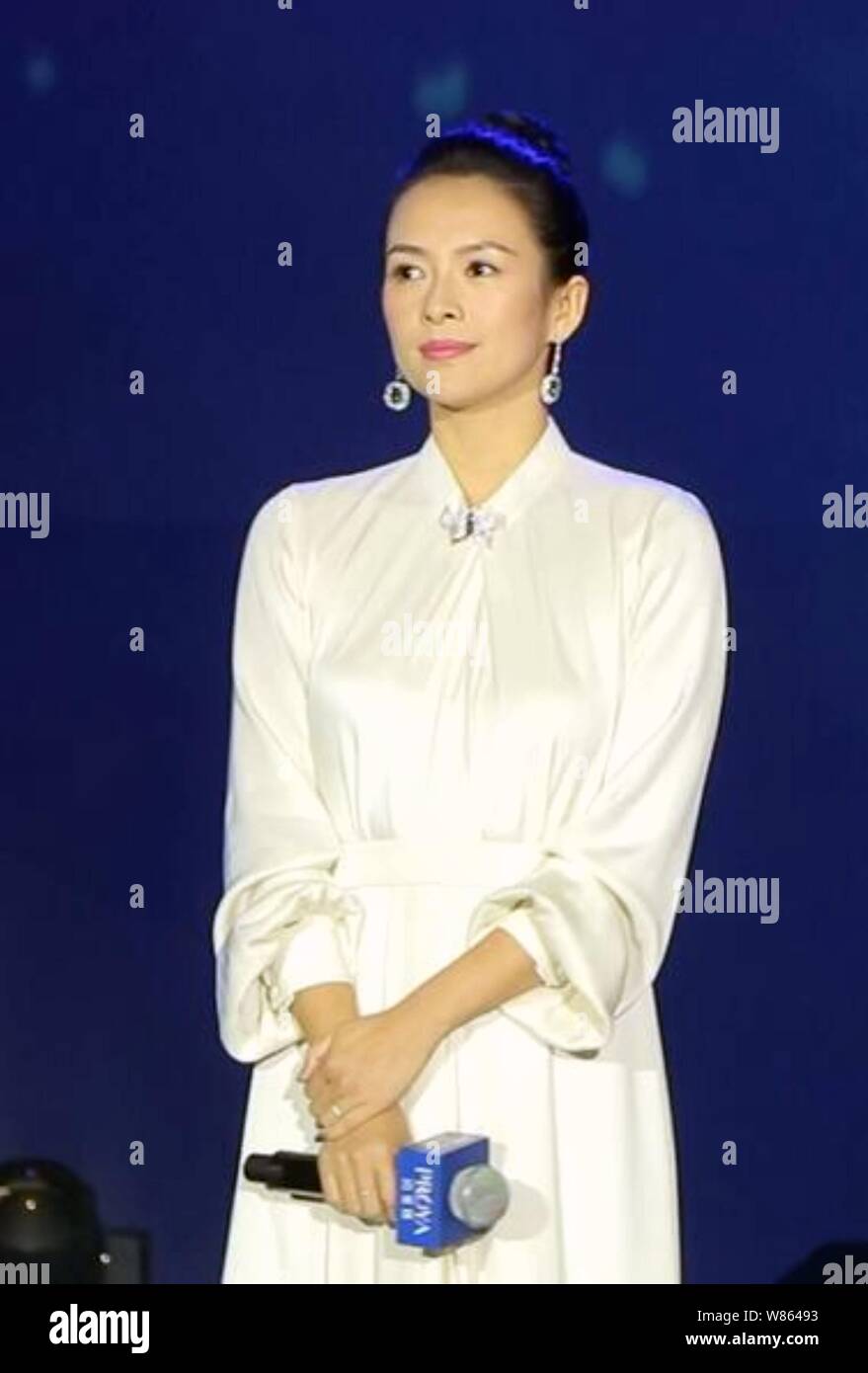 L'actrice chinoise Zhang Ziyi pose à un événement promotionnel pour les cosmétiques Proya à Shanghai, Chine, 17 août 2016. Banque D'Images