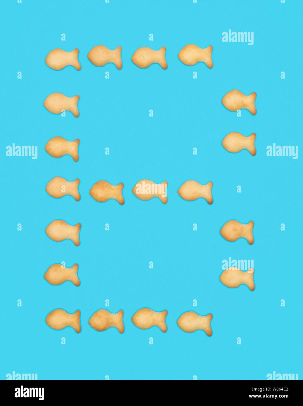 La lettre B de l'alphabet de cookies en forme de poisson sur fond bleu Banque D'Images