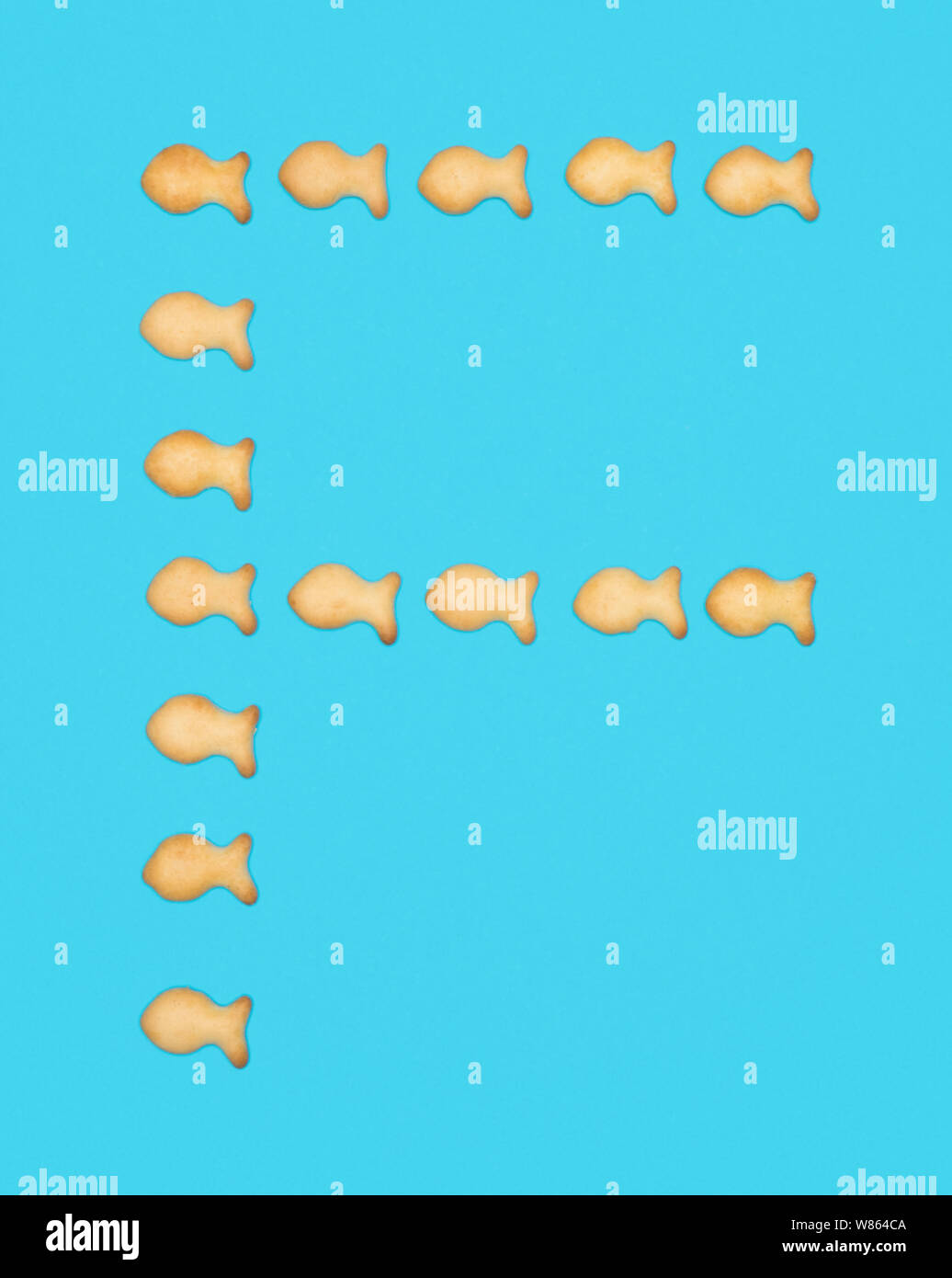 La lettre F alphabet latin de cookies en forme de poisson sur fond bleu Banque D'Images