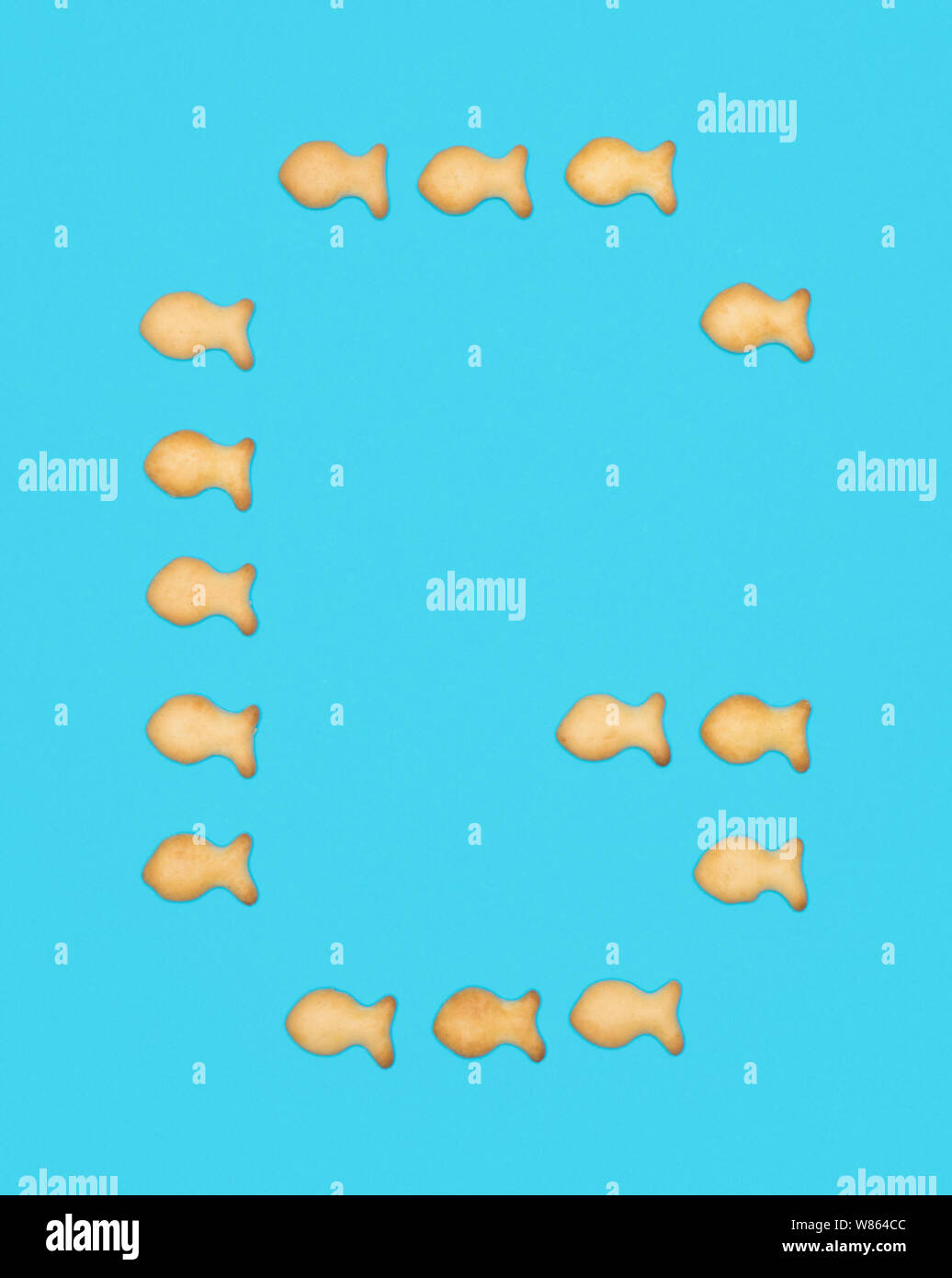 La lettre G alphabet latin de cookies en forme de poisson sur fond bleu Banque D'Images