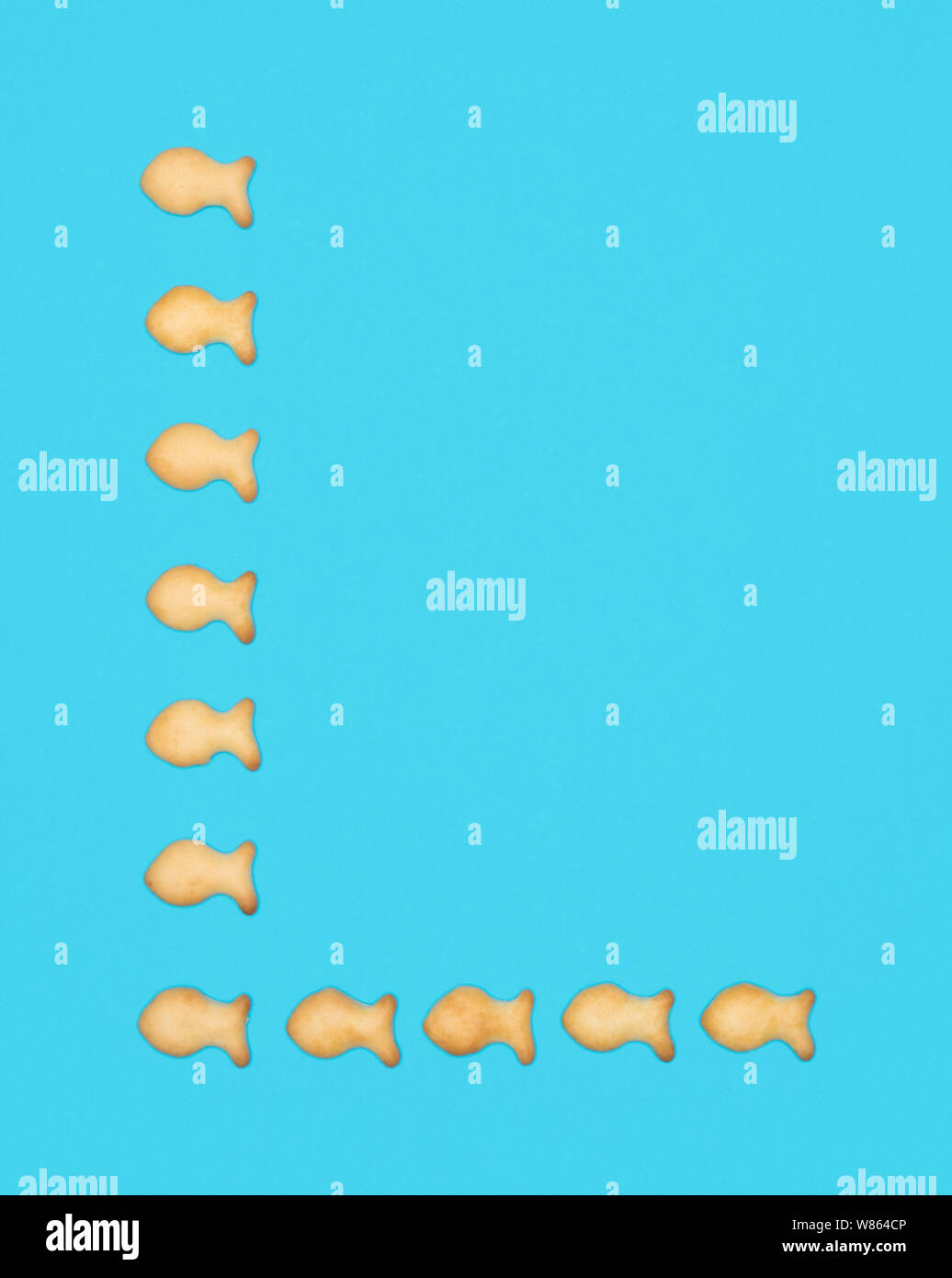 La lettre L'alphabet latin de cookies en forme de poisson sur fond bleu Banque D'Images