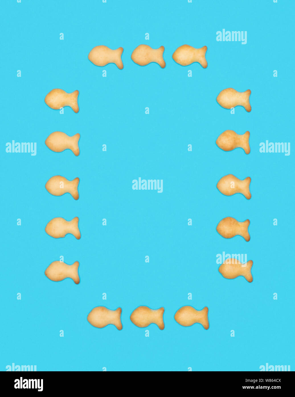 Lettre majuscule O Alphabet latin de cookies en forme de poisson sur fond bleu Banque D'Images